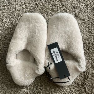 Jenni Kayne
SHEARLING MOROCCAN
Slipper size: M Color:Ivory NWT